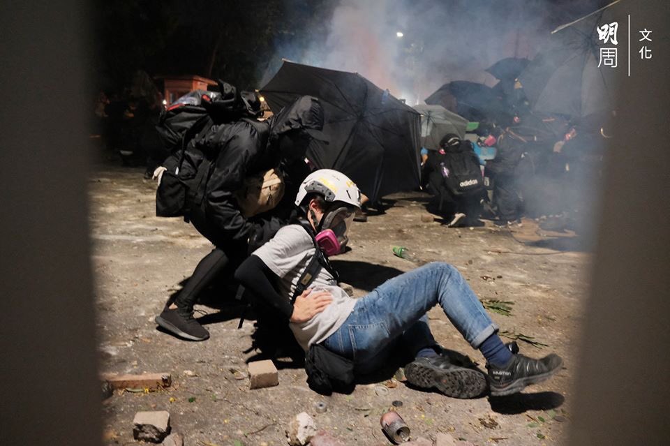 This is happening at CU, a hk university right now, our students are under attack.

Hong Kong police, stop your murderous actions before this turns into another tragedy like 1989!!

#HKPoliceTerrorism