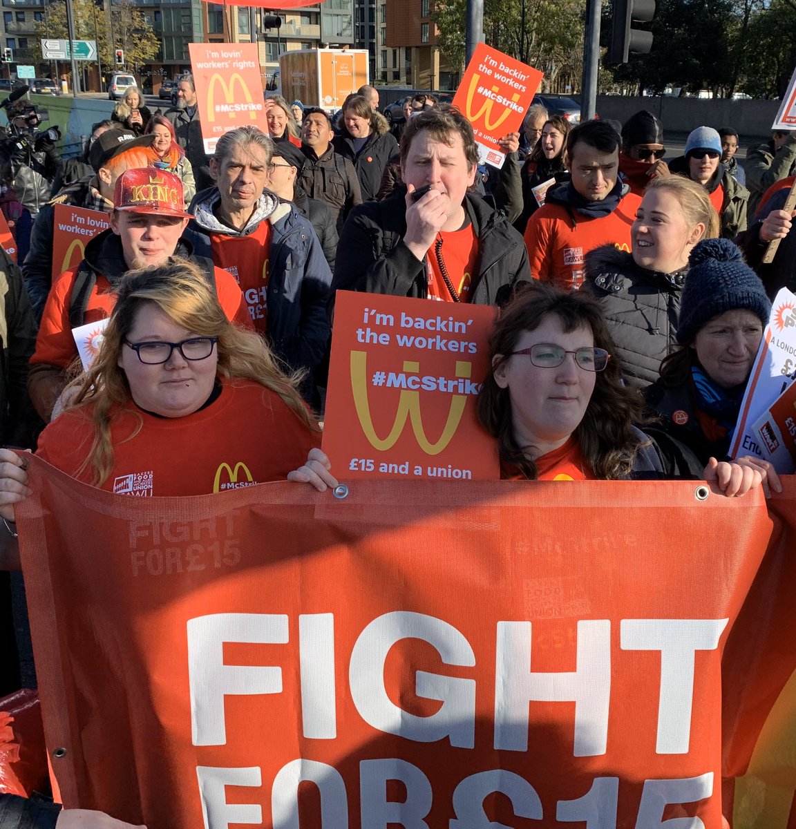 “Power to the workers, down with corporations”— #McDonalds strikers chant at #wandsworthtown store during their fourth strike for £15 an hour and union rights. Six stores in #southlondon out #mcstrike #fightfor15 #fastfoodglobal #wandsworth #balham #crayford #catford #downham