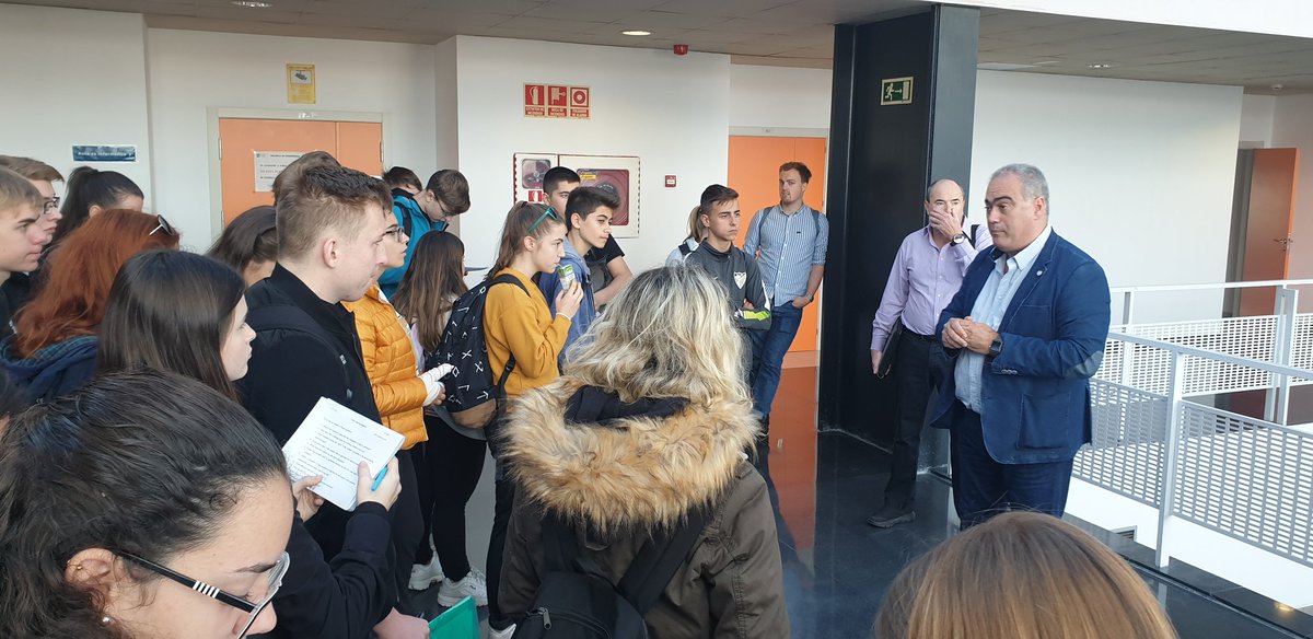 patrucarrasco's tweet photo. Extraordinaria visita a la escuela ingenierías industriales @InfoUMA con el alumnado @proyectocartama del proyecto #ScienceAcrossEurope @EUErasmusPlus @Erasmus_Project donde hemos conocido los grandes avances que están desarrollando en #energíasolar #energíasrenovables @mmarmalea https://t.co/EZtGFSTiax