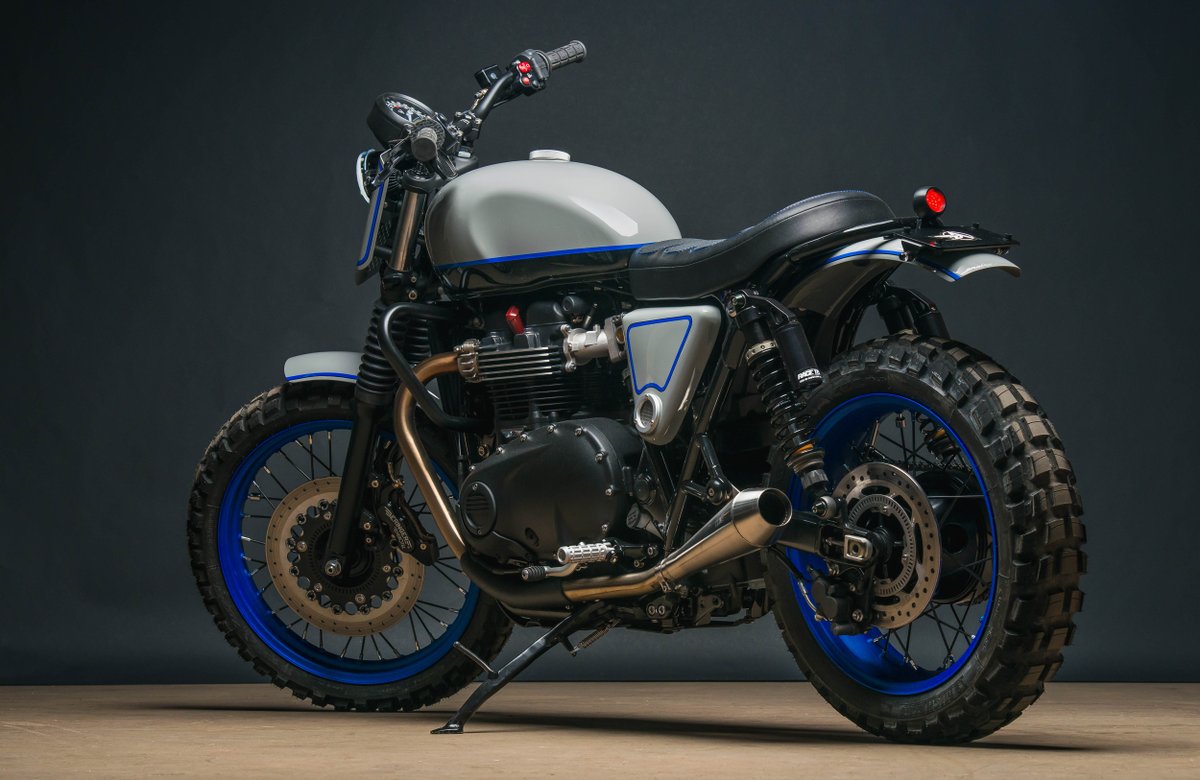 analogmoto's tweet photo. #callouttuesday featuring the Dirty Twin with our "Street Twin Retro Lighting Kit", "Cone Shorty Performer" exhaust, and "Oury Grips" just to name a few parts we sell.
-
-
#makeityours
#makeitanalog https://t.co/Y5gtMSFtW2