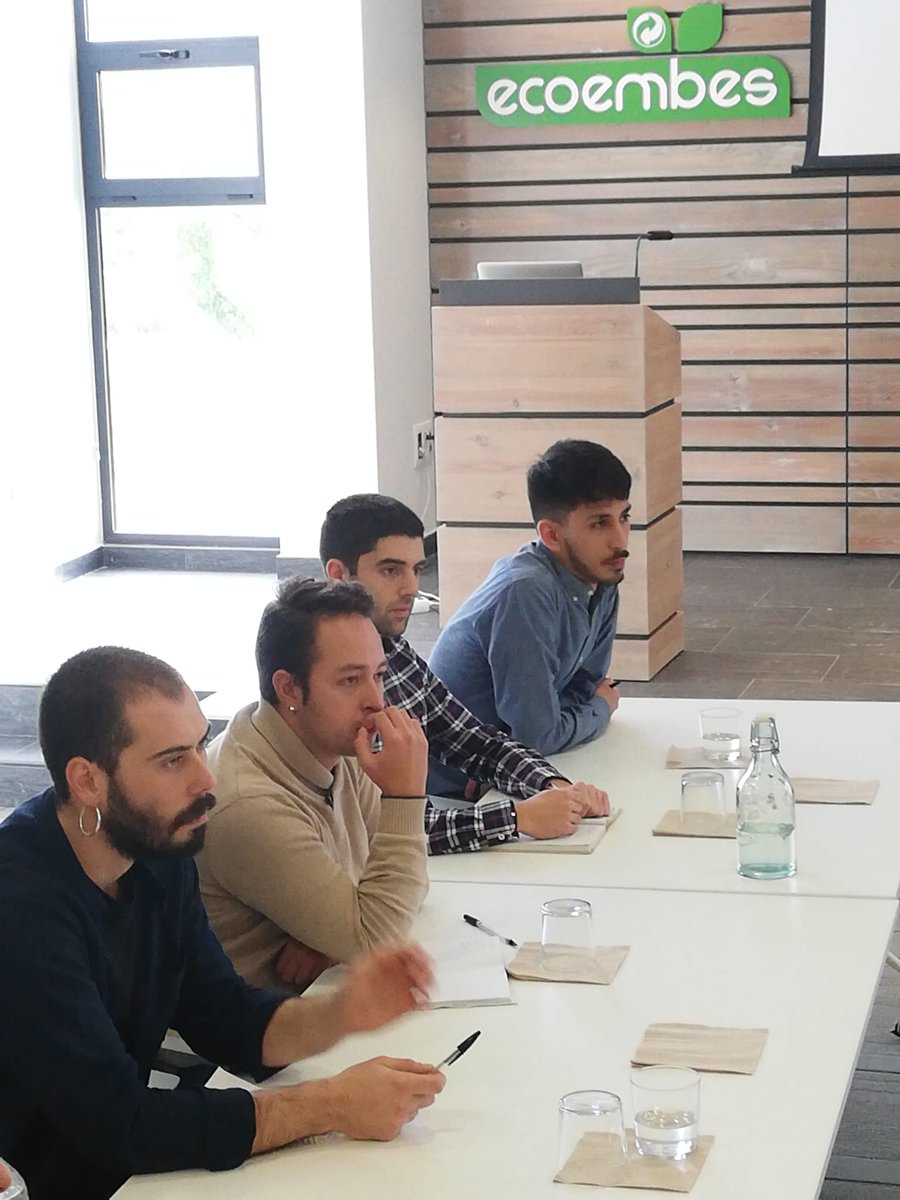 TheCircularLab's tweet image. Momentos de la presentación de resultados por el equipo de #CircularTalentLab ➡ Hemos analizado la encuesta de análisis del ciudadano reciclador, con 1.130 encuestados para crear diferentes perfiles y arquetipos, y con la presencia de equipos de #Ecoembes y #TheCircularLab ♻