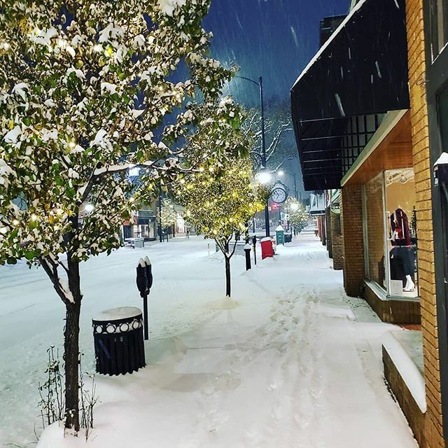 elgruponorte's tweet photo. Spotted in downtown Traverse City. 📸 @whavill #walk #winterwalk #traversecity #walktvc https://t.co/LRos7rRgIs https://t.co/znXZ4szbnv