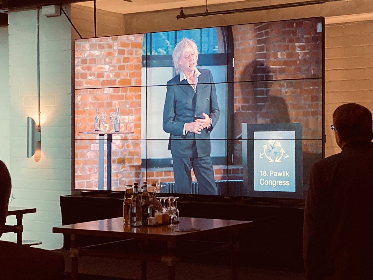 PAWLIK_Group's tweet photo. Mit großem Applaus begrüßen wir Sir Bob Geldof und erfahren aus seinem Leben, geprägt von #Rockmusik und humanitärem #Engagement. #PawlikCongress #bleibdran #HR https://t.co/Bgh5fb4gya