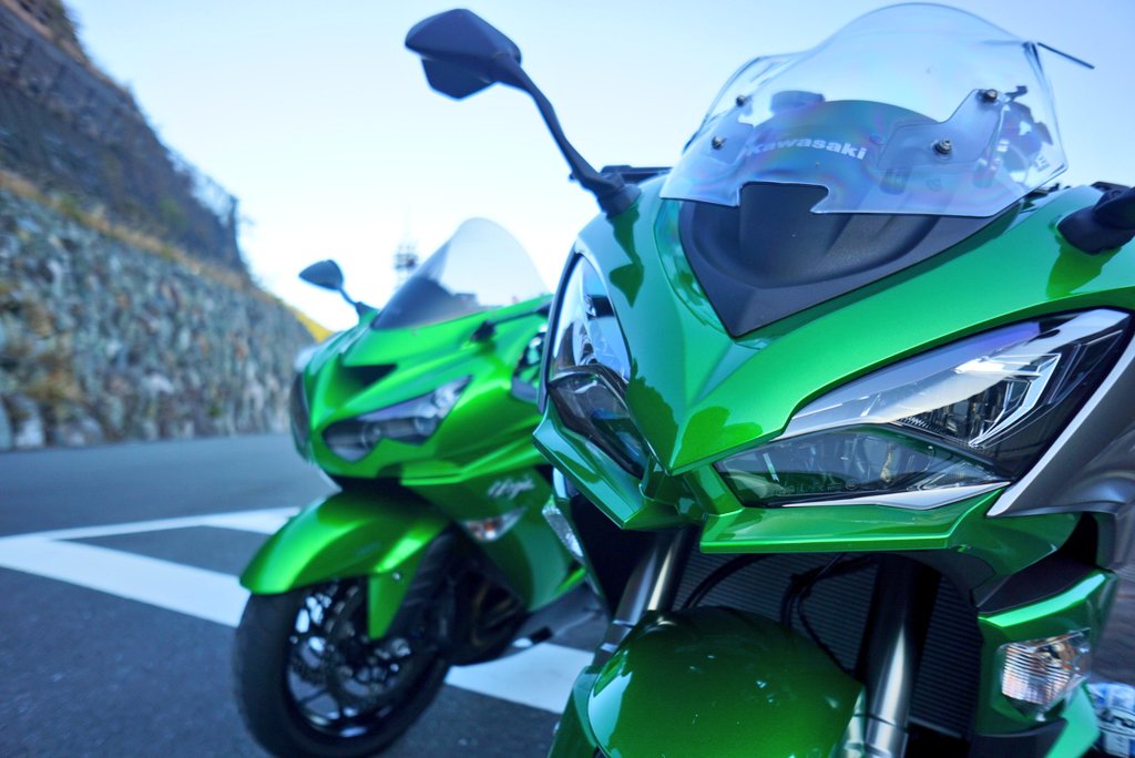 Losakt's tweet photo. ついに買ってしまいました…！
納車ツーリングあざした！
#Ninja1000
#忍千
#zx14r
#fz6
#ローン地獄のはじまり https://t.co/prpYSIJMn8