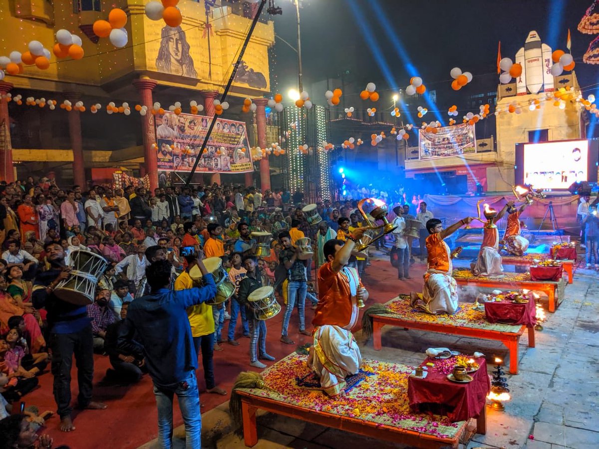 uptourismgov's tweet photo. आज देव दीपावली के अवसर पर काशी का कोना-कोना प्रकाशमय हो उठा । कुछ झलकियां।
#DevDeepavali2019 #UPNahiDekhaTohIndiaNahiDekha #uptourism https://t.co/RSziVB5R19