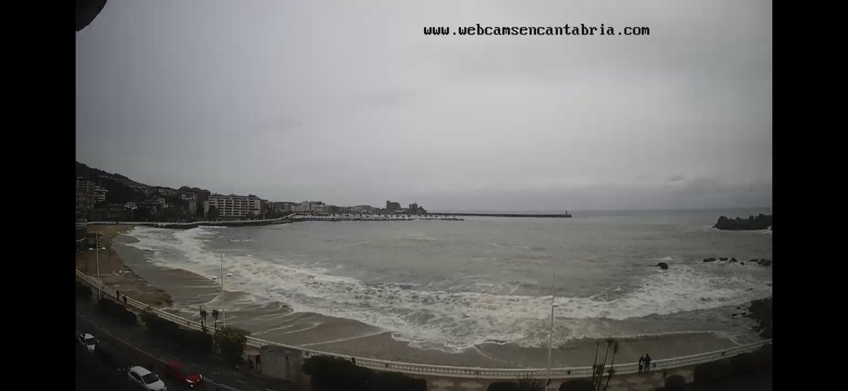 WebcamCantabria's tweet photo. Por un lado el #estropicio de la mar en la #playa y por el otro unos 10 riders buscando ola en #brazomar! 
En directo a un clic en https://t.co/FdXLBqlom4 
#tardesdeolas #surf #castrourdiales #bodyboard https://t.co/DnDdS0VUFd