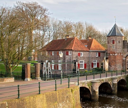 Rond 1645 is de Volmolen, een iconisch gebouw in Amersfoort, gebouwd om er textiel te bewerken. Hoe leuk is het dan ook dat hier De Katoendrukkerij in komt?😄Begin 2020 zal De Katoendrukkerij open zijn voor bezoekers! Meer lezen: bit.ly/32H9owX.