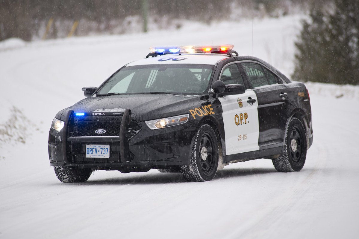 OPP_WR's tweet photo. #LambtonOPP wants to advise all motorists of white out conditions on county roads and #hwy402. If you are out on the roads today, please watch for emergency vehicles and tow trucks as there are multiple vehicles in the ditch. #IfYouSeeSnowGoSlow https://t.co/Oz2b2DaTTc