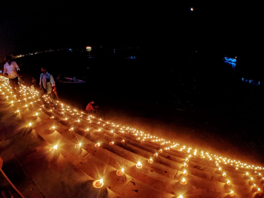 uptourismgov's tweet photo. On the auspicious occasion of Dev Deepawali, all the ghats of Varanasi are lighted with thousands of diyas and crowded with several devotees. 
Here are the glimpses of this grand festival. 
#DevDeepawali2019 #UPTourism https://t.co/uL25qEGjpl