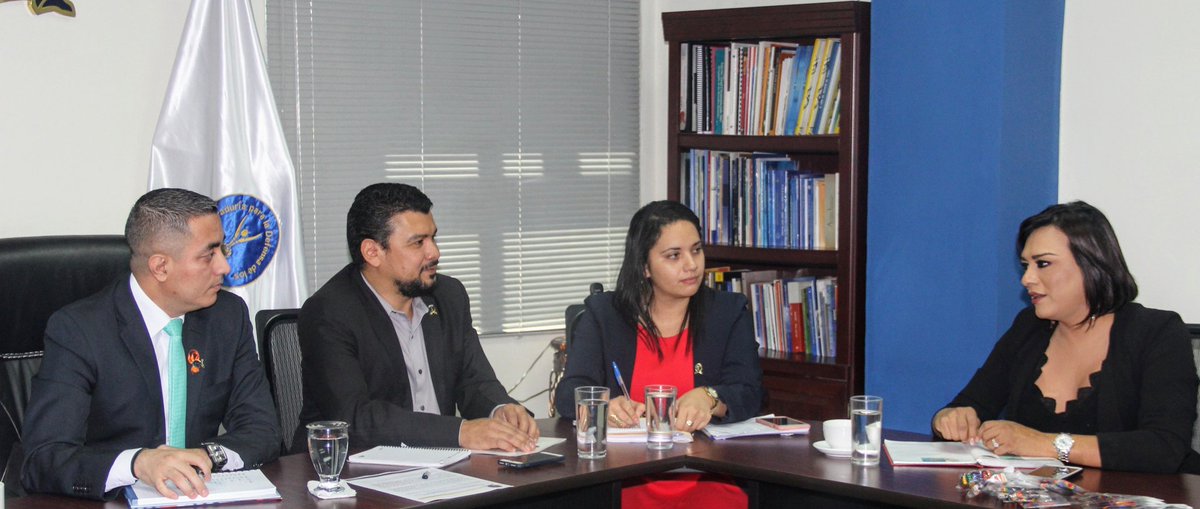 PDDHElSalvador's tweet photo. #ProcuradorDDHH José Apolonio Tobar, junto a representantes de comunidad LGBTIQ + reactivan Mesa Permanente de Defensores de #DDHH de este sector, a efecto de garantizar el acceso y cumplimiento de #DDHH de toda la población. https://t.co/XIHPRaarx8