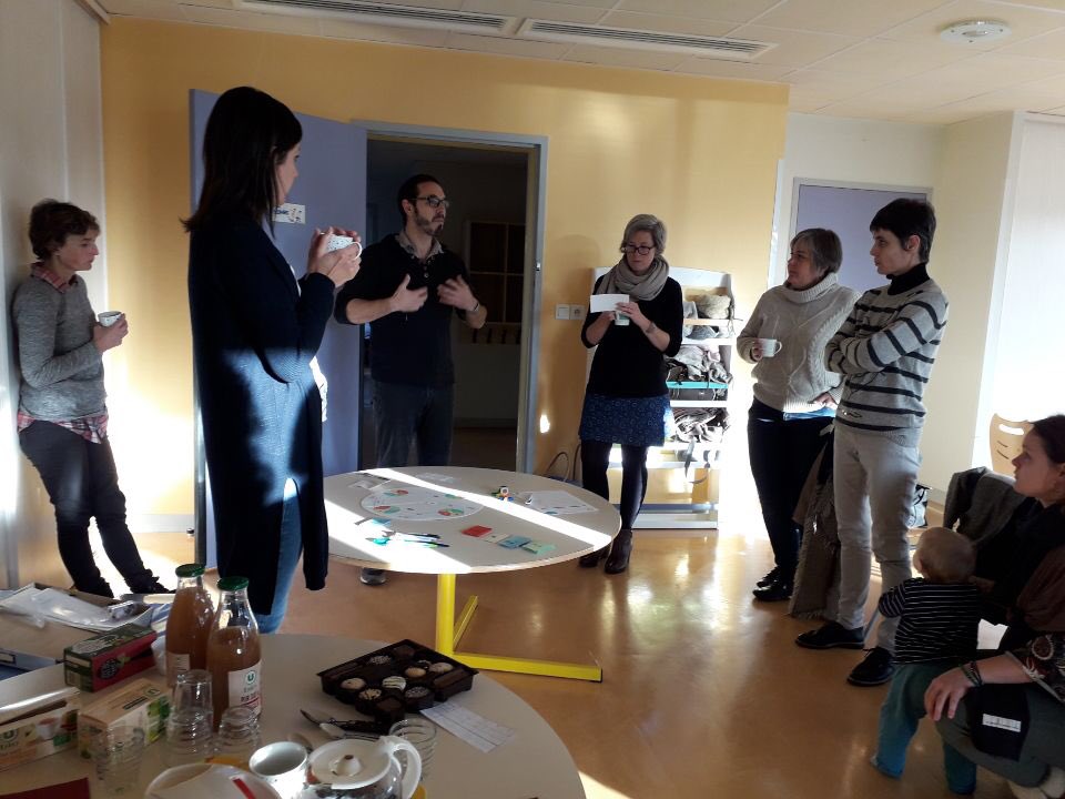 MFAM_PEF's tweet photo. S’interroger sur ses pratiques, une nécessité pour les professionnels de la petite enfance. A #candé, les assistants maternels se sont réunis autour du jeu "donnons du sens à la bientraitance", animé par Benjamin Brovelli, psychologue et formateur. https://t.co/sgv2uCLkUd