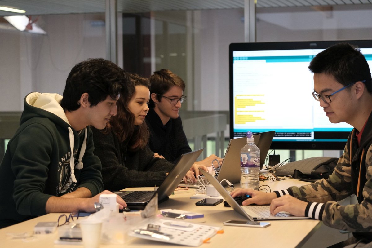 Metz_CS's tweet image. Les élèves réalisent un LIDAR jusqu&apos;à la fin de la semaine

En collaboration avec @AirbusGroupInc ✈️- GDI Simulation et la @chairphotonics  

Le LIDAR Télédétection laser
(LIDAR Light detection and ranging)
sert à la surveillance optronique
et la détection de cibles 🎯