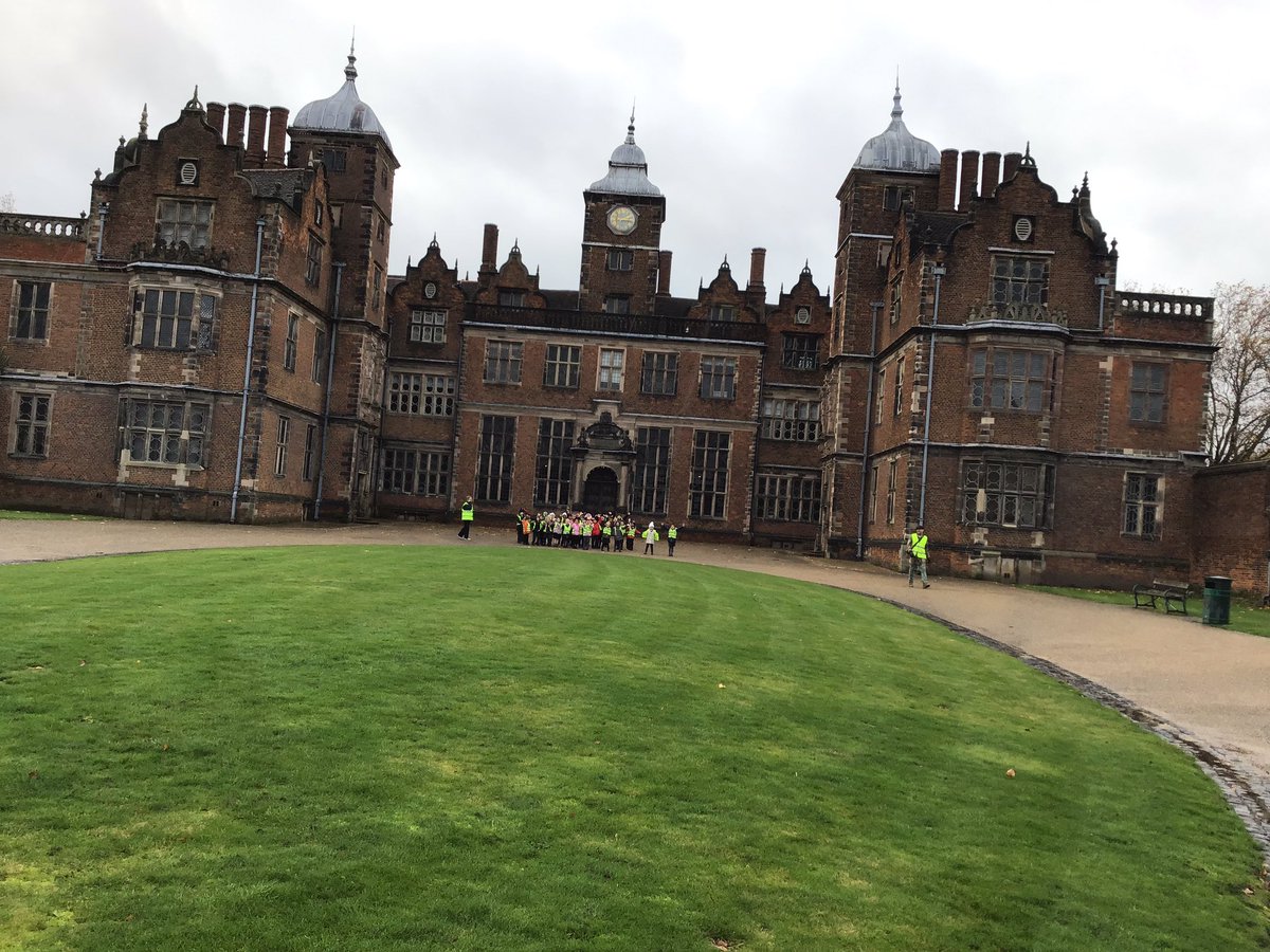 Y1Bellfieldi's tweet photo. 1E have had a fantastic day on their trip to Aston Hall. We completed some Great Fire Of London arts and crafts before having a tour around Aston Hall. Some of us got to dress up in clothes that would have been worn in the past. https://t.co/86qdkiWoXz