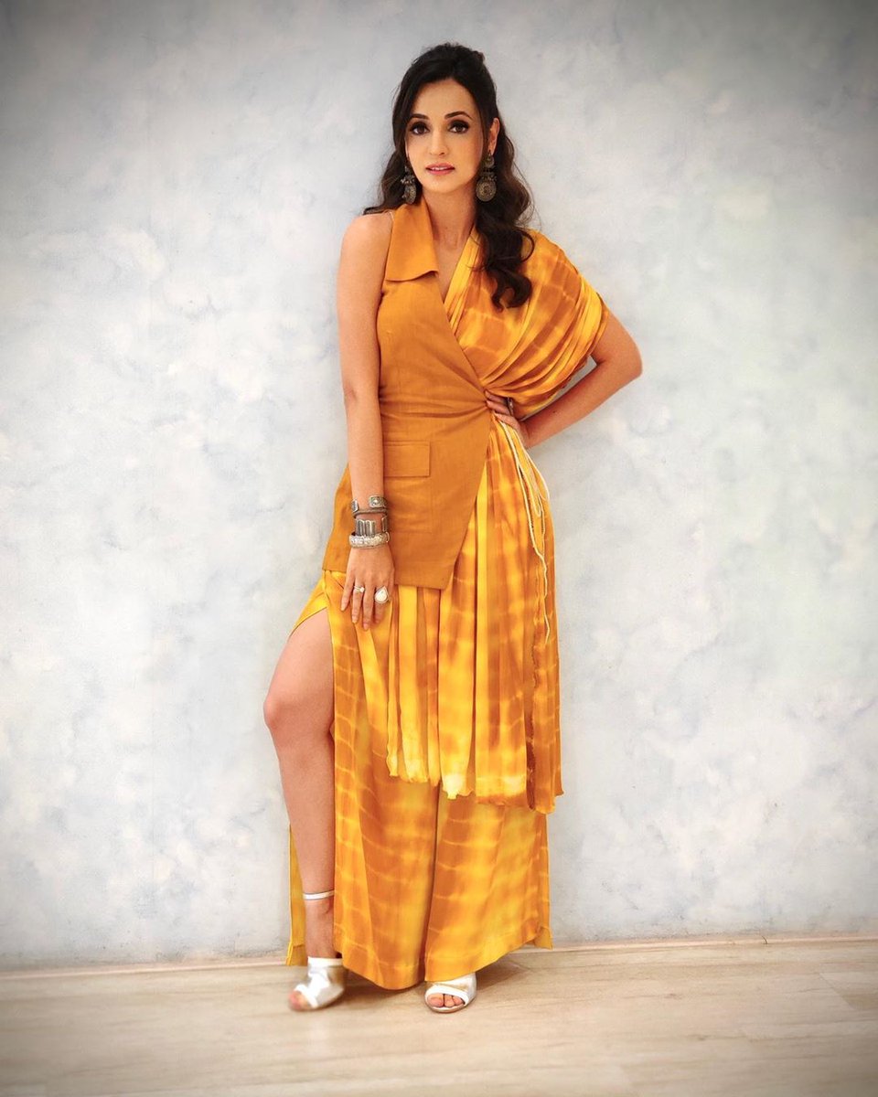 #Repost #SanayaIrani 
#Repost <a href="/sanayairani/">ayesha malik</a>
#intezaar promotions 😀😀. Hair by @ashashellar 
Make up <a href="/sangeeta_rawal/">sangeeta rawal</a>