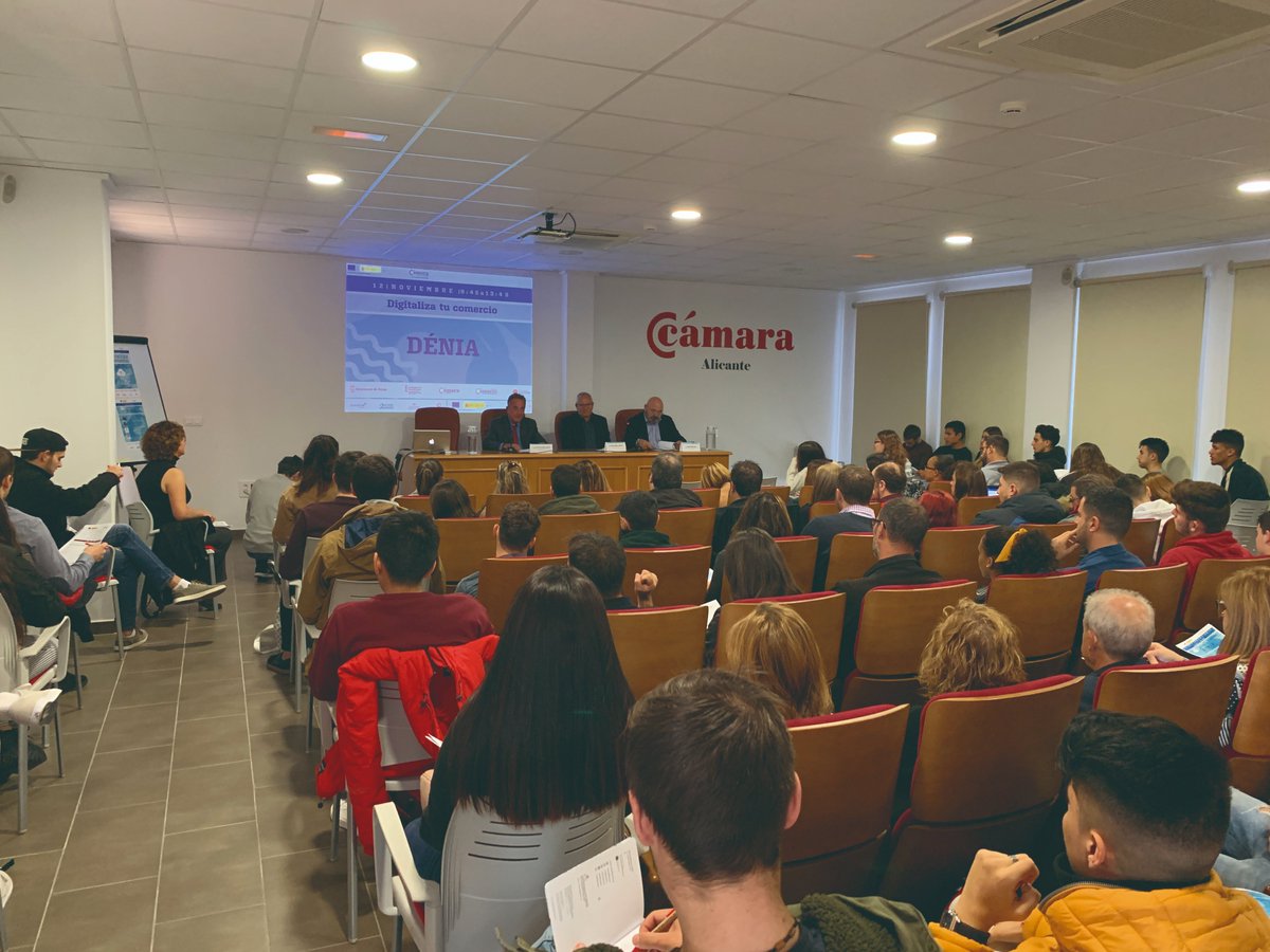 OficinaPATECO's tweet photo. Hoy en @ayto_denia y @CamaraAlicante hemos estado en  "Digitaliza tu comercio" ayudando al pequeño comercio y artesanos en el proceso de digitalización de sus negocios. Gracias a todos los que habéis asistido y a los que la habéis hecho posible. Nos vemos mañana en @aj_gandia https://t.co/mU80guC3Mz