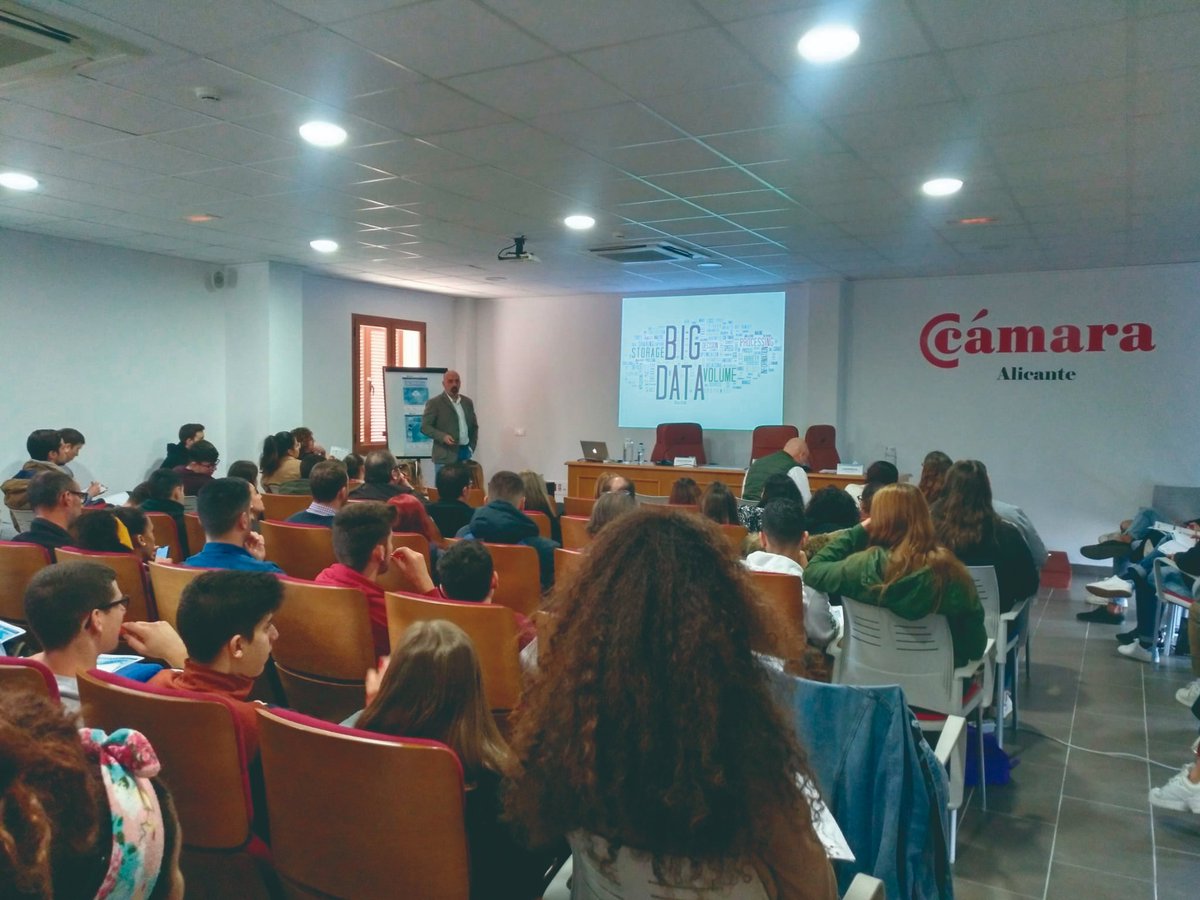 OficinaPATECO's tweet photo. Hoy en @ayto_denia y @CamaraAlicante hemos estado en  "Digitaliza tu comercio" ayudando al pequeño comercio y artesanos en el proceso de digitalización de sus negocios. Gracias a todos los que habéis asistido y a los que la habéis hecho posible. Nos vemos mañana en @aj_gandia https://t.co/mU80guC3Mz
