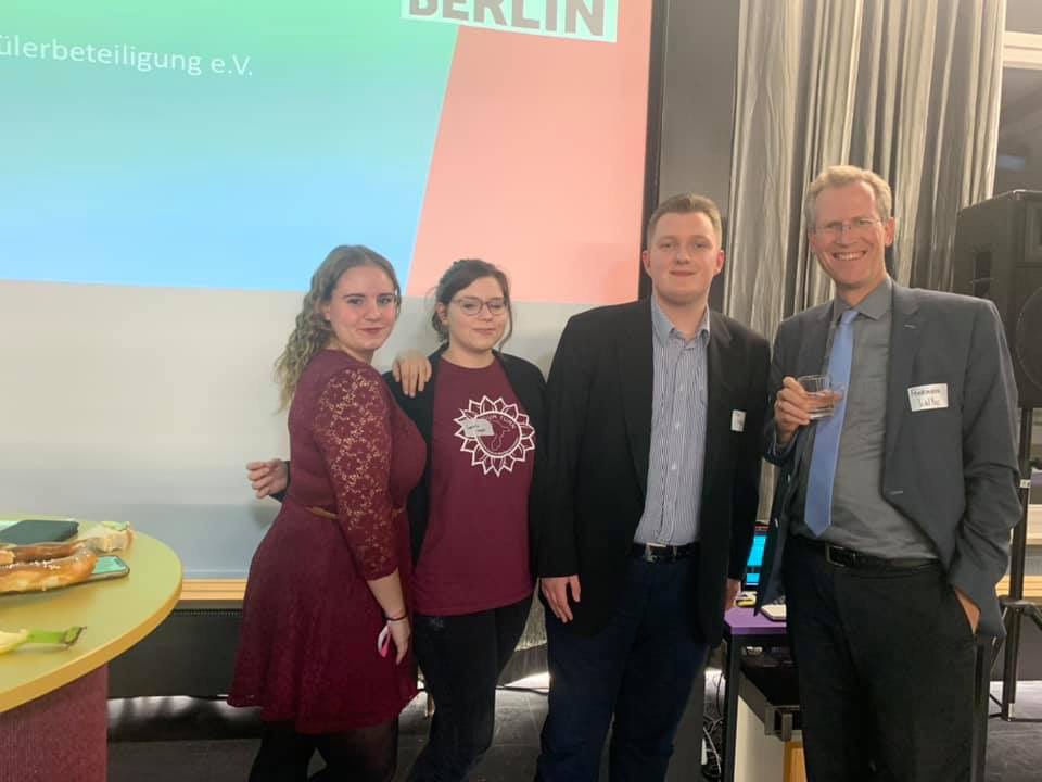 Auf der Veranstaltung Gemeinsam Berlin JUGEND BEWEGT! war ich heute gemeinsam mit Katharina und Sophia und wir das Peer Netzwerk Spandau vorgestellt. Wir sind mit Fachleuten ins Gespräch gegangen und haben  unter anderem auch schon angefangen Handlungsschritte zu erarbeiten.