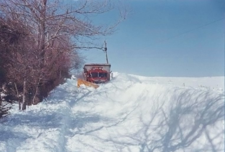 AutocarTruck's tweet photo. Did it snow yet where you live? We got hit at our factory in Indiana, but not like this. Autocar fan David Monteith shared this photo of him driving his Autocar snow plow a few years back, just outside Philadelphia. #AutocarDC #AlwaysUp #SnowDay #WorkDay https://t.co/LT5HbrmNcz
