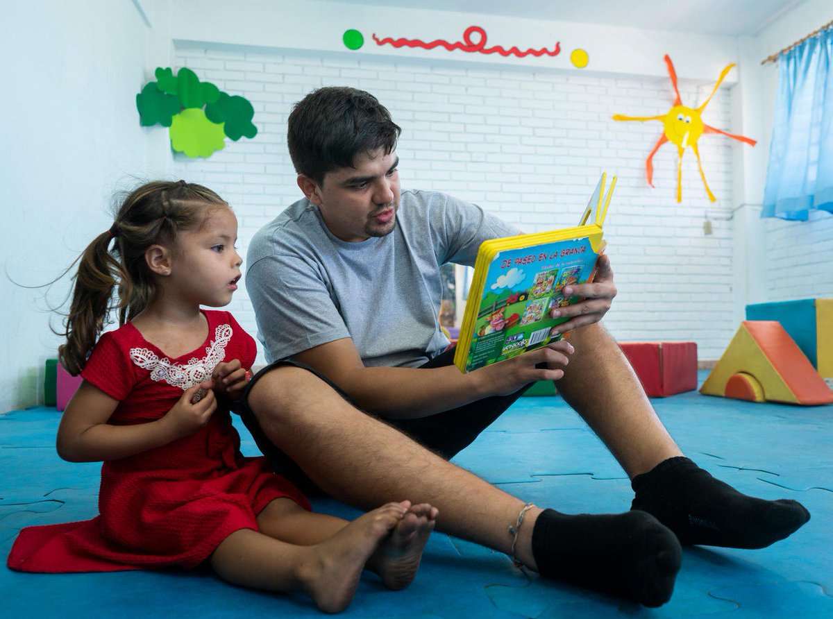 UNICEFMexico's tweet photo. Hablar, cantar y leer son actividades sencillas que enriquecen el desarrollo de tus hijas e hijos. 
Al hacerlo, construyes experiencias enriquecedoras. #LaPrimeraInfanciaImporta
#EmpiezaTemprano https://t.co/HZr4A93fYN