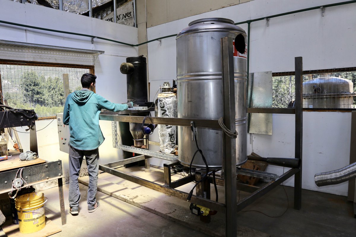 El laboratorio de la empresa Tres B, de Bariloche, donde se desarrolla la planta que convierte residuos plásticos en combustible para La Trochita tiene un avance del 80%. Es un proyecto rionegrino que implica múltiples beneficios desde el punto de vista ambiental y turístico ♻️.