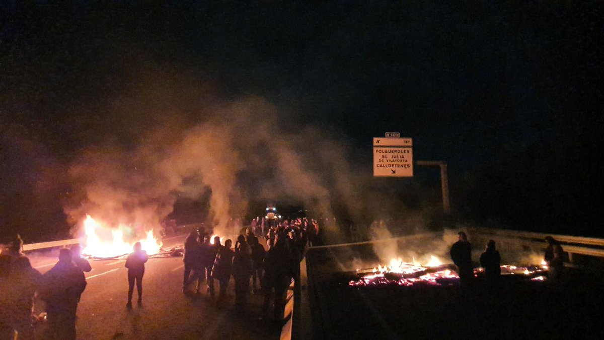 CDRepublicaVic's tweet photo. A #Vic, arriben persones de tot #AltTer a donar suport

👉 Aquesta #RevoltaPopular🔥 no té edat, ni gènere ni país, tothom que defensi els drets fonamentals de les persones hi té cabuda.

🚧 C25 (s-187)
🚧 C17 Calldetenes

Suma-t'hi!!!

#SpainSitAndTalk
#TsunamiD
#LaForçaDeLaGent https://t.co/vjjuSJlGFo