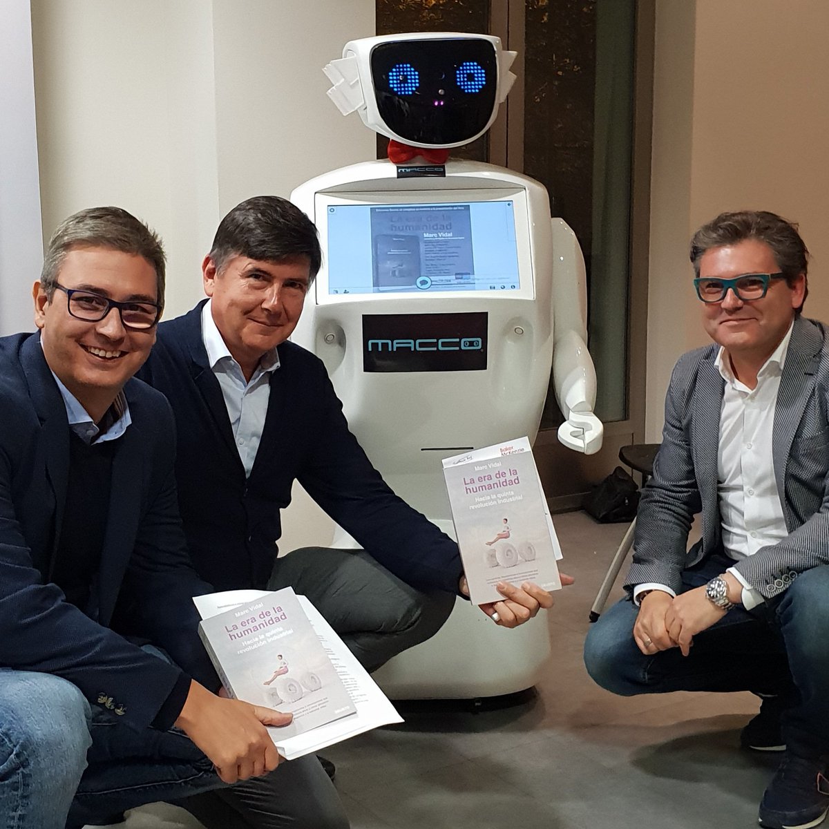 <a href="/marcvidal/">MΛRC VIDΛL</a>, en su estupendo libro #Laeradelahumanidad, de <a href="/EdicionesDeusto/">Ediciones DEUSTO</a>, nos abre las puertas a la sociedad del futuro, que ya, en verdad, es presente. Qué buena presentación con <a href="/RogerDomingo/">Roger Domingo</a> y nuestro amigo el robot en la <a href="/FUNDACIONPONS/">Fundación PONS</a>. Gracias a @MjmagroP y <a href="/jlantolin1/">jl.antolin</a>