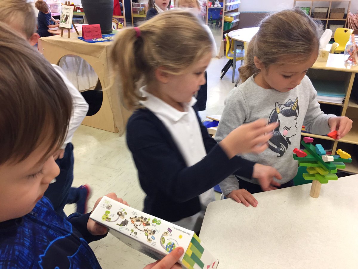 Roxannekenny's tweet photo. KDG Ss @SFOAschool have an incredible teacher who understands fully the importance of play and how it impacts Ss learning. Such a warm and engaging classrm. #creativity #curiosity #Sscentered #mathblock #choice #flexibility #numbers #patterns #technews @NLESDCA @NLESDNT https://t.co/6CvQxgg4Ea