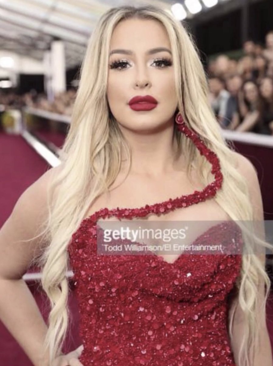 hexd0ll's tweet photo. the difference between the original picture and the one tana posted i... am truly scared. this bitch- https://t.co/wBWRgwkyfj