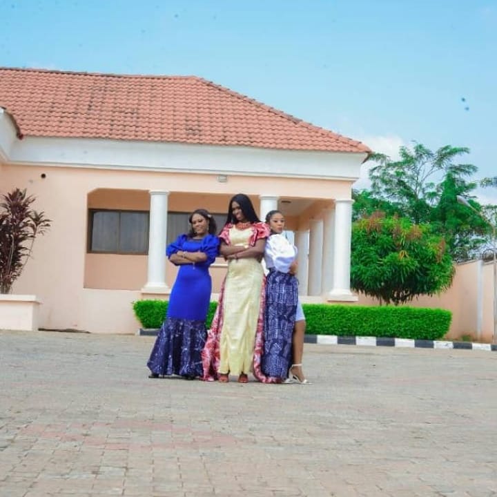Damilolaunusual's tweet photo. All arise as the Ladyship(s) arrive
Umu #staywoke
Ogbonge Landladies of Rave FM
Please drink to the health of the #HomeGirls
She who laughs last laughs best
#teestyles on the dresses
@beauperfection_makeover on the facebeat
#sozi on the camera https://t.co/FOk1iiabvL