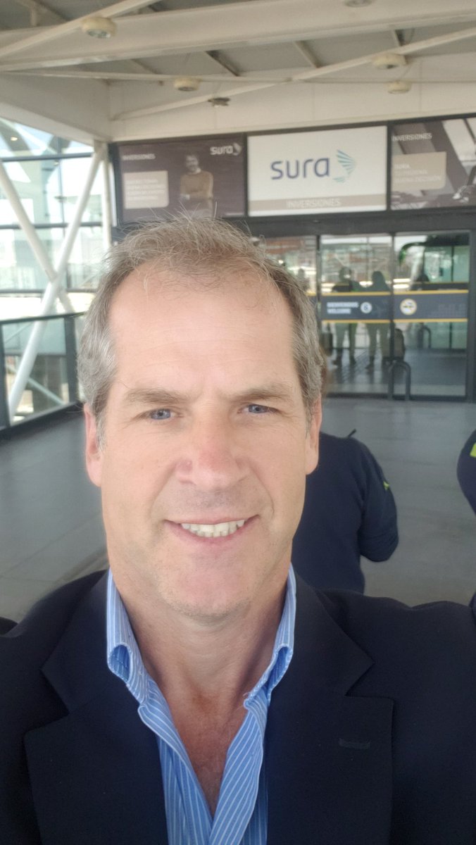felirarrazaval's tweet photo. Llegando al @NuevoPudahuel ningún problema! Todo funcionando bien, @CostaneraNorte_ ok, entrada al aeropuerto ok, y el aeropuerto funcionando ok. No hay que asustarse, el país tiene que funcionar y depende de cada uno de nosotros! https://t.co/eKpB8308Z5