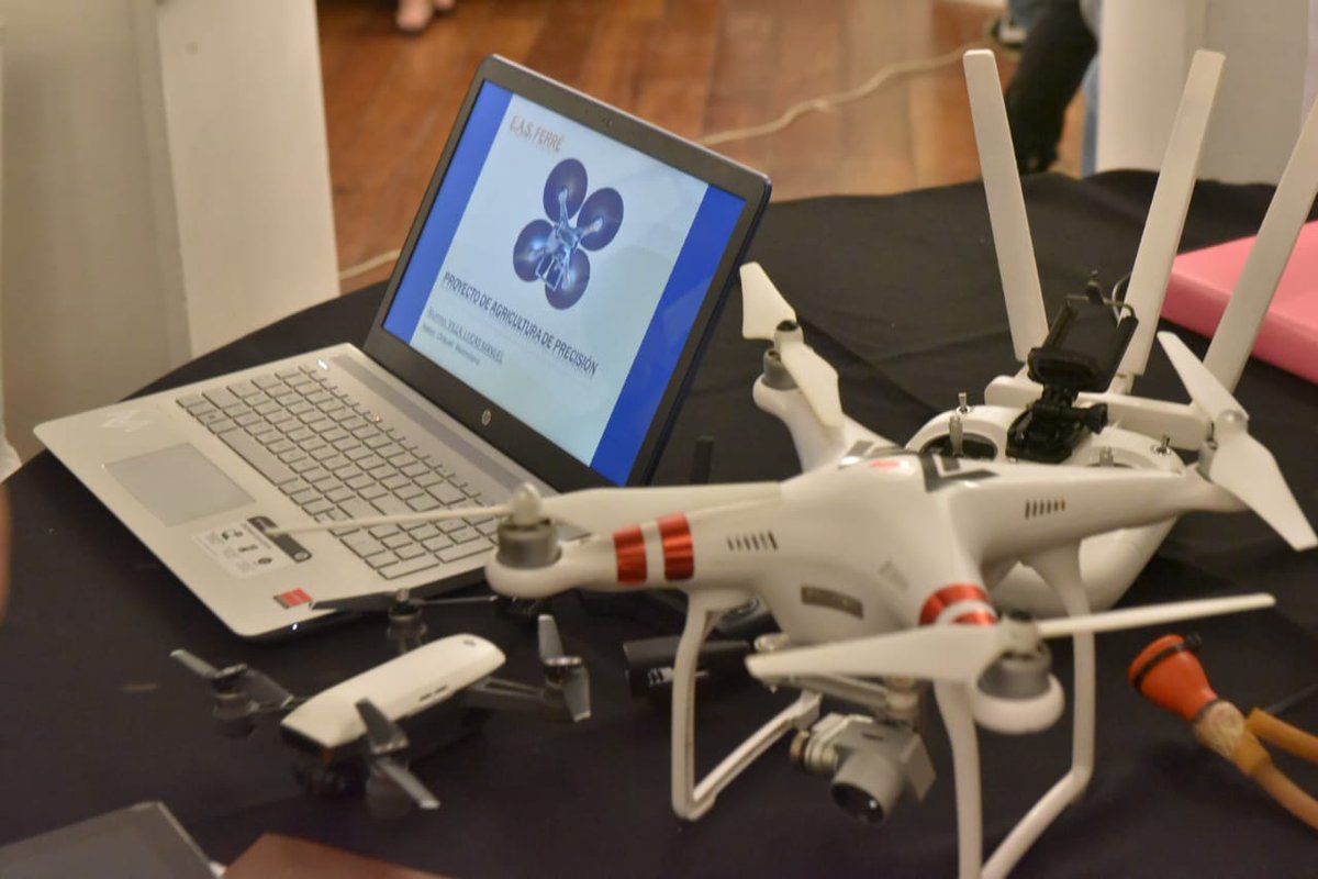 red_escuelas's tweet photo. #EncuentrodeAgrarias. Alumnos y docentes de 20 escuelas agrarias de la Red comparten sus trabajos sobre #Energíasrenovables, #Robótica, #Drones y #Agriculturadeprecisión; las tecnologías propuestas en el programa #Proyecto35 de la Red.🤖🚜🌻☀️👏👏👏
#SomosRed @BAeducacion https://t.co/ybnLRk2U8t