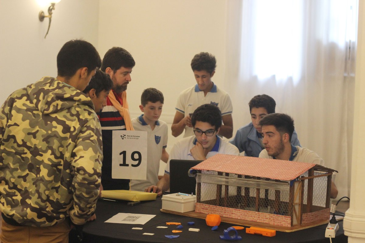 red_escuelas's tweet photo. #EncuentrodeAgrarias. Alumnos y docentes de 20 escuelas agrarias de la Red comparten sus trabajos sobre #Energíasrenovables, #Robótica, #Drones y #Agriculturadeprecisión; las tecnologías propuestas en el programa #Proyecto35 de la Red.🤖🚜🌻☀️👏👏👏
#SomosRed @BAeducacion https://t.co/ybnLRk2U8t