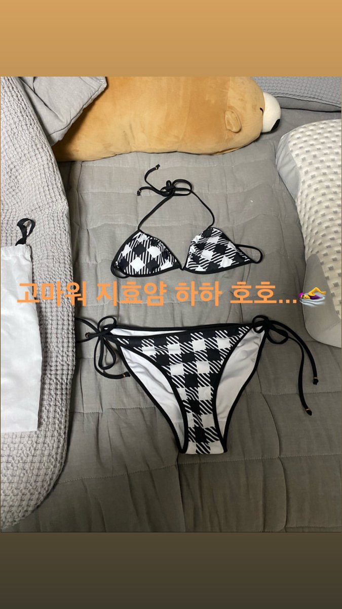 SK (@SubjectKpop) on Twitter photo 2019-11-12 17:04:29 Jihyo gave a bikini to someone as a gift ๐ฎ (probably Jeongyeon?) Thank you Jihyo-yam haha hoho ... ๐โโ๏ธ #MAMAVOTE #twice Jihyo gave a bikini to someone as a gift ๐ฎ (probably Jeongyeon?) Thank you Jihyo-yam haha hoho ... ๐โโ๏ธ #MAMAVOTE #twice