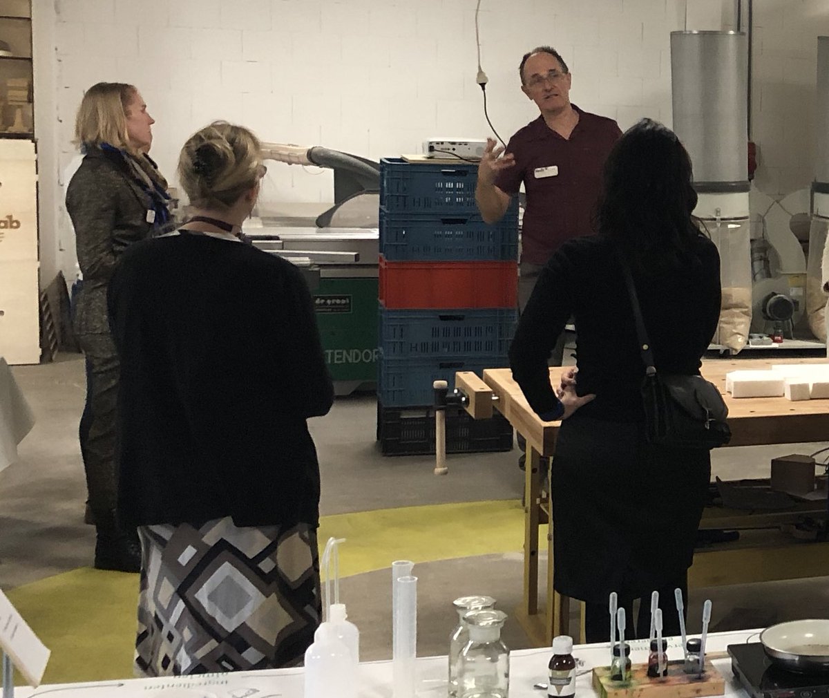 MaartenHennekes's tweet photo. Gezellige en inspirerende #MakerCosmos Tuesday @Omlab Samen met docenten en kunstenaars  bio-based gemaakt en al doende de mogelijkheden van het Maakonderwijs verkend. Vanaf nu elke tweede dinsdag van de maand op een inspirerende Maaklocatie. Zie: https://t.co/bqnfaoi5HF https://t.co/qaNWcv1VtG