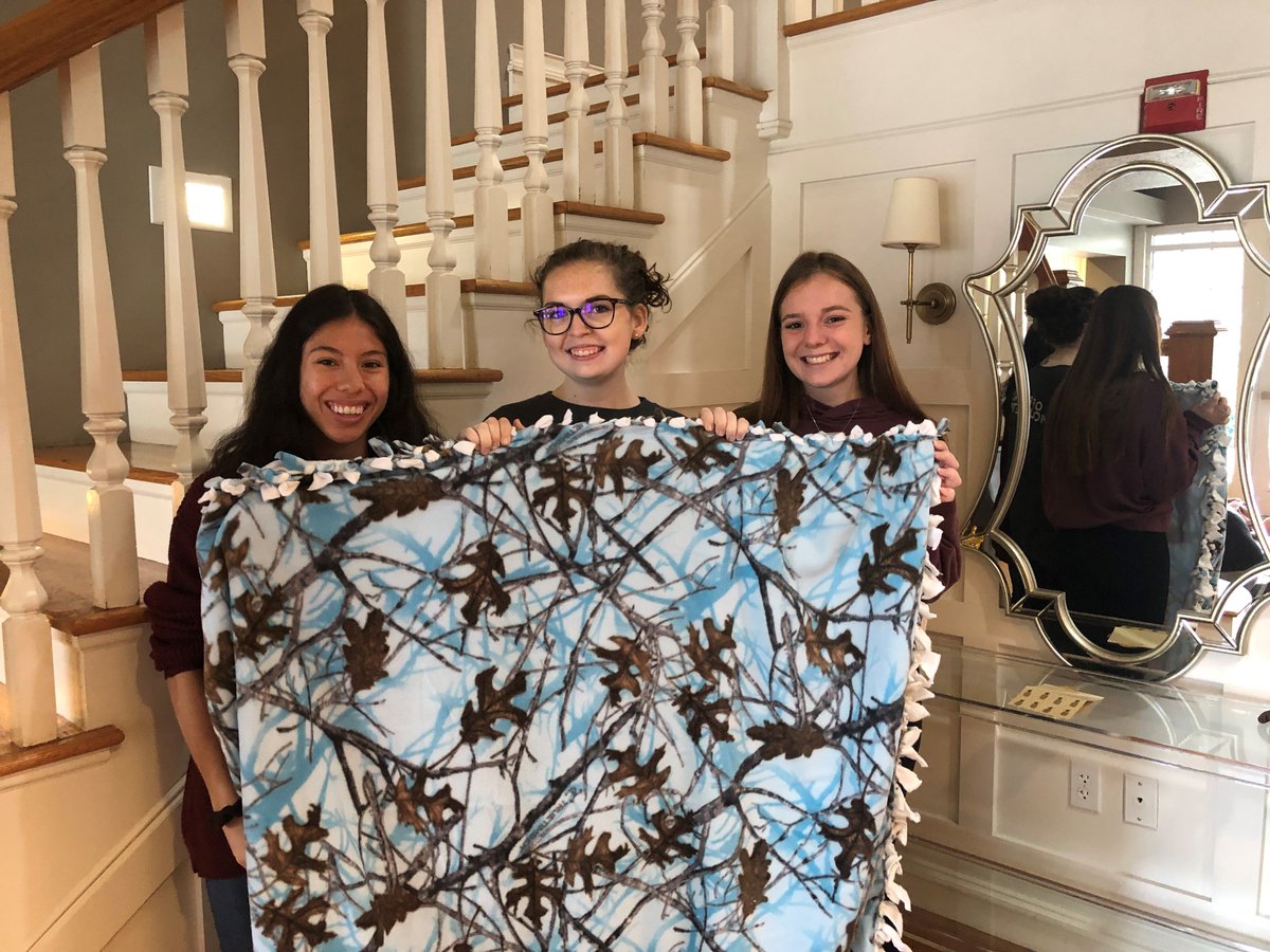 Shout out to <a href="/MizzouPhiMu/">phi mu • mizzou</a>  Mizzou for making blankets for the kids treated at <a href="/muhealth/">MU Health Care</a>'s Children's Hospital! <a href="/PhiMuFraternity/">Phi Mu Fraternity</a>'s national philanthropy is @CMNHospitals  and we are lucky to have a great chapter in Columbia!
