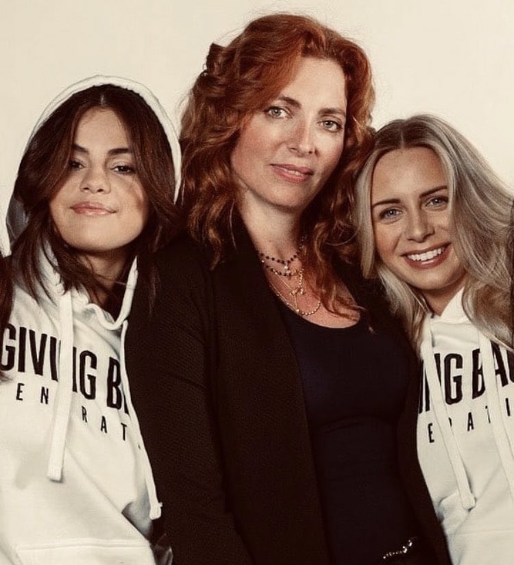 WorldwideSelG's tweet photo. Selena x #GivingBackGeneration https://t.co/LfILcMy09u