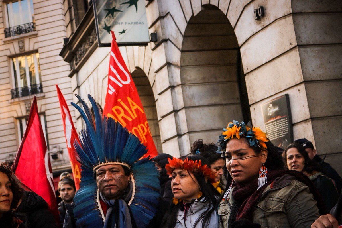 amazonwatch's tweet photo. RELEASE: In Paris, Brazilian Indigenous Leaders Denounce the Role of French Financiers in Amazon Destruction https://t.co/ygHvNq0N0z

#NenhumaGotaMais #NiUnaGotaMas #NotASingleDropMore #GuardiansOfTheForest #ApibOficial #ResistenciaIndigena #ClimateChange https://t.co/tdZ6oylFj0
