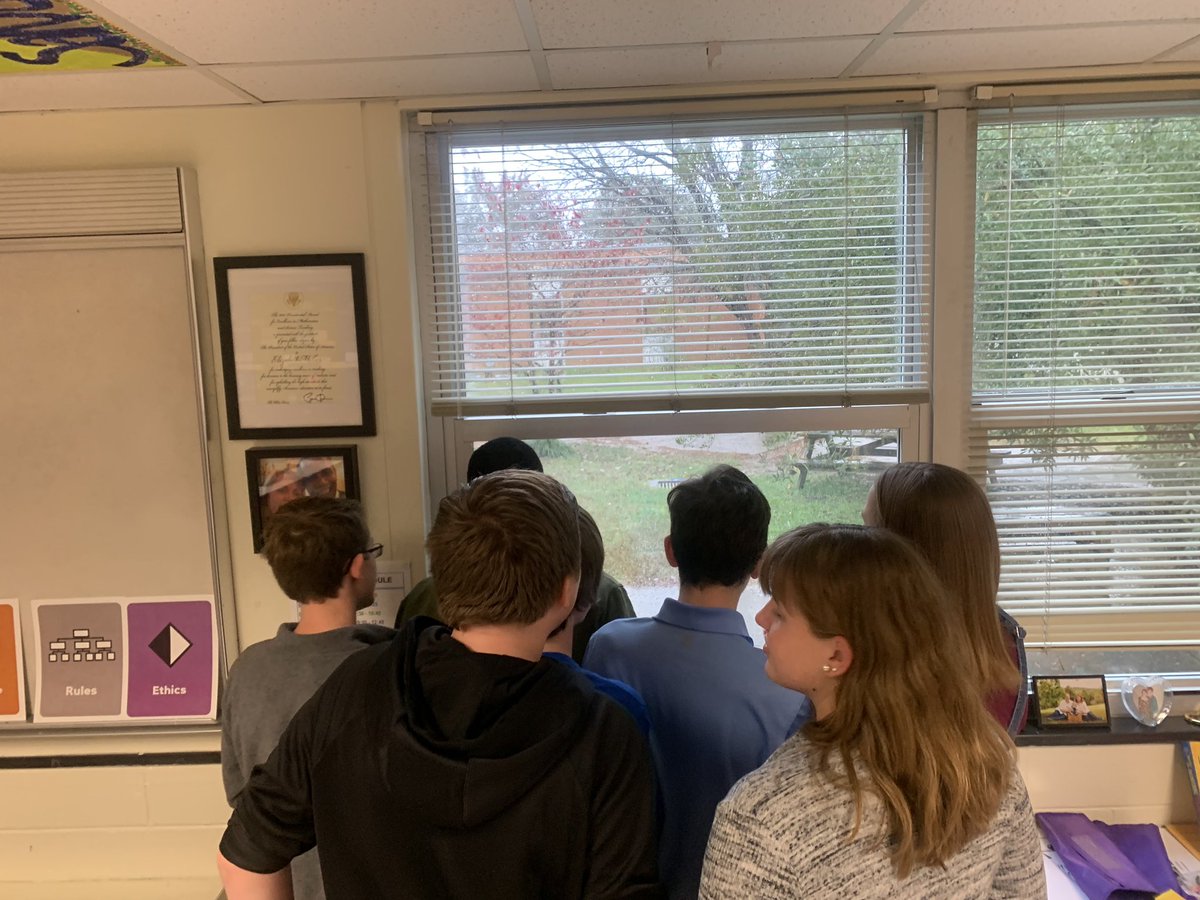 mcmsclark's tweet photo. The first snow of the season. Ironic that the Earth Science students are learning about climate change. https://t.co/YmEdqZent3