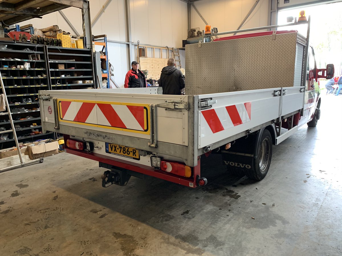 marjosalari's tweet photo. Na voorbereiding afgelopen zaterdag om alle voertuigen van markering te voorzien door @VermeulenGroep om te werken in de Duitse werkvakken zijn we vandaag begonnen met het plaatsen van #qmb barriers op het project #A9 München https://t.co/ljlaCprsJc