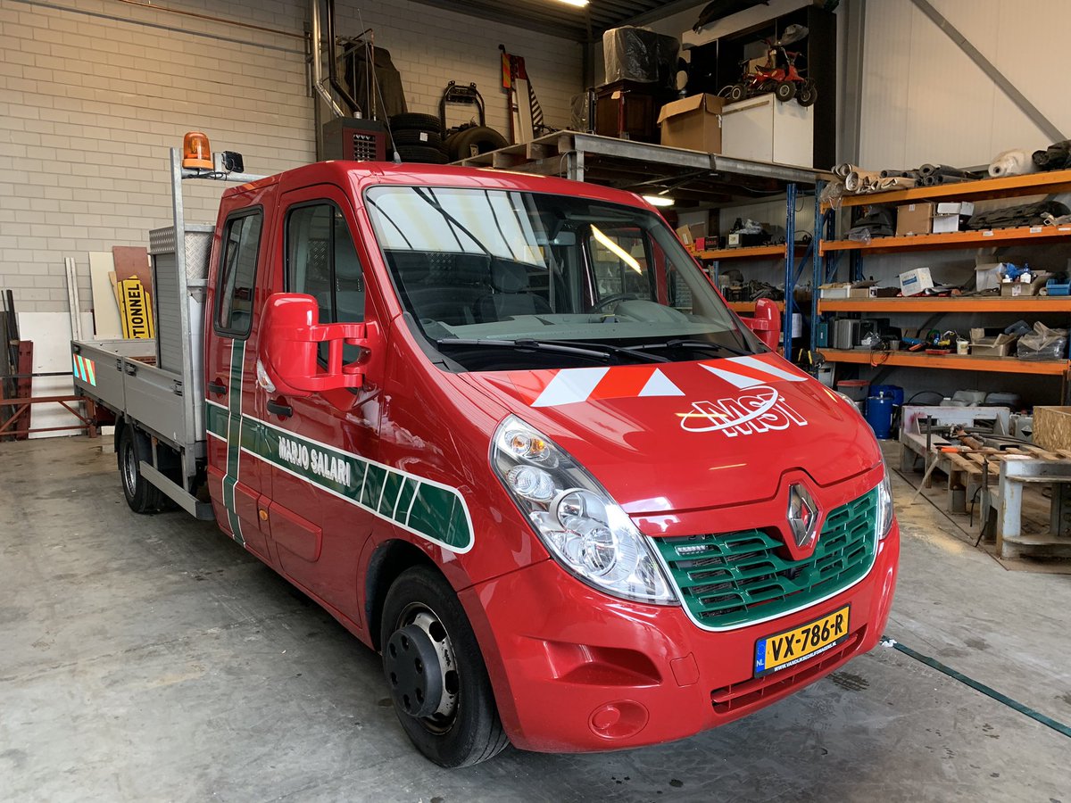 marjosalari's tweet photo. Na voorbereiding afgelopen zaterdag om alle voertuigen van markering te voorzien door @VermeulenGroep om te werken in de Duitse werkvakken zijn we vandaag begonnen met het plaatsen van #qmb barriers op het project #A9 München https://t.co/ljlaCprsJc