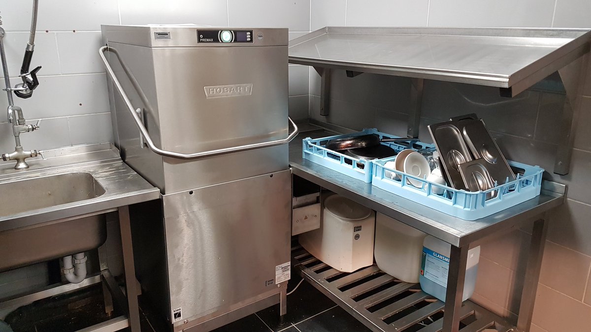 In #Zoetermeer meer hebben wij een nieuwe #doorschuifvaatwasser geplaatst, om zo min mogelijk hinder te hebben zijn wij gestart in de nacht zodat de klant tijdig weer kon #afwassen in de #spoelkeuken #Hobart #Grootkeuken #EIA #schonevaat #horeca #voorspoelen #energieterugwinning