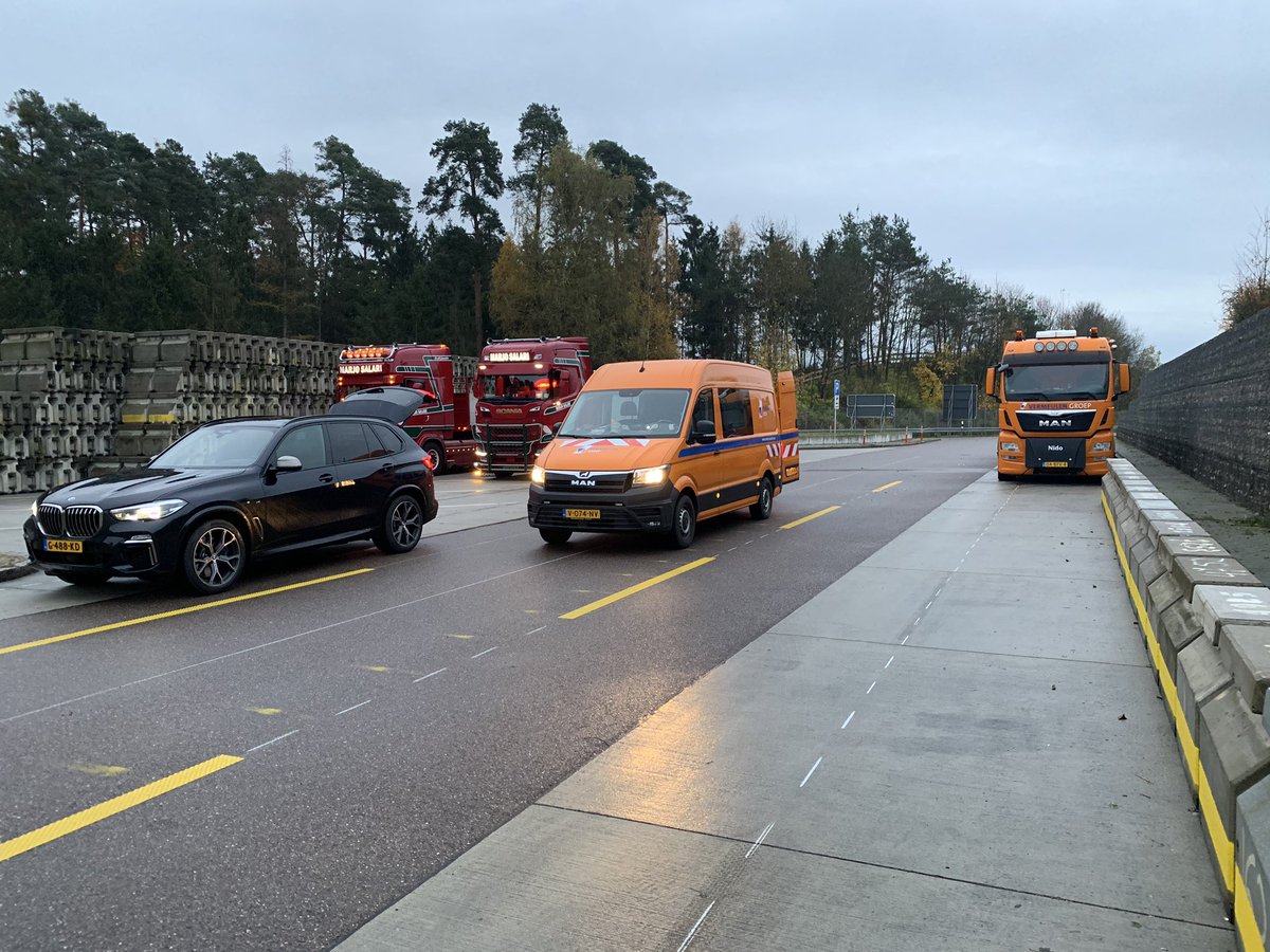 marjosalari's tweet photo. Na de voorbereidingen vanmorgen op het project #A9 München zijn we samen met @VermeulenGroep begonnen om de eerste fase van de #QMB barriers te plaatsen in het werkvak. Deze week moet de eerste fase gereed staan om het project begin december te starten https://t.co/Q0JJW5apGR