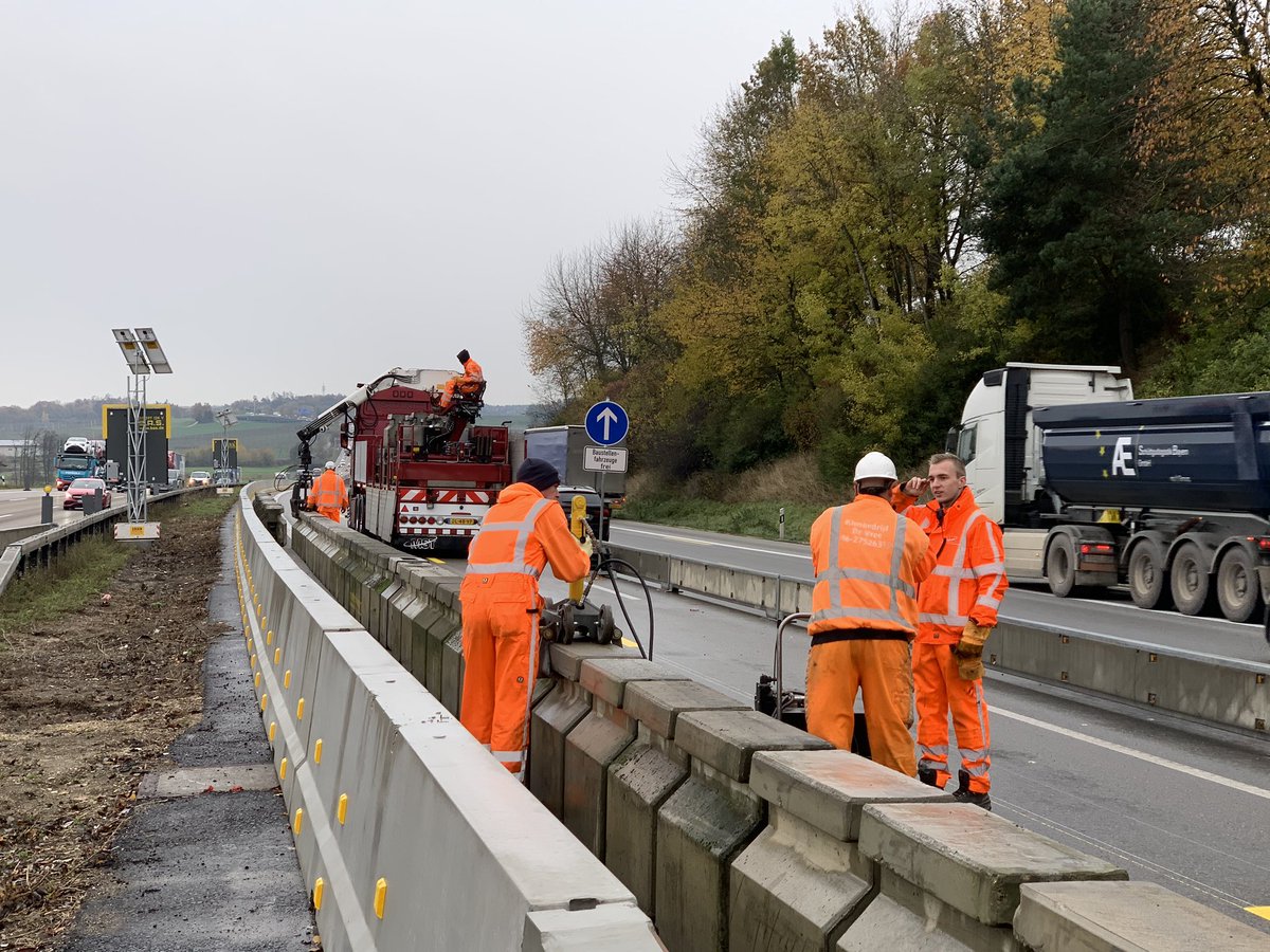 marjosalari's tweet photo. Na de voorbereidingen vanmorgen op het project #A9 München zijn we samen met @VermeulenGroep begonnen om de eerste fase van de #QMB barriers te plaatsen in het werkvak. Deze week moet de eerste fase gereed staan om het project begin december te starten https://t.co/Q0JJW5apGR