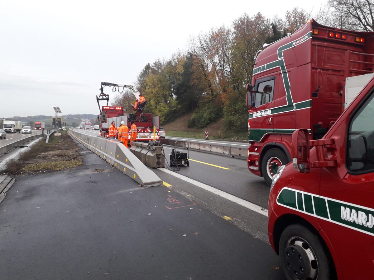 marjosalari's tweet photo. Na de voorbereidingen vanmorgen op het project #A9 München zijn we samen met @VermeulenGroep begonnen om de eerste fase van de #QMB barriers te plaatsen in het werkvak. Deze week moet de eerste fase gereed staan om het project begin december te starten https://t.co/Q0JJW5apGR