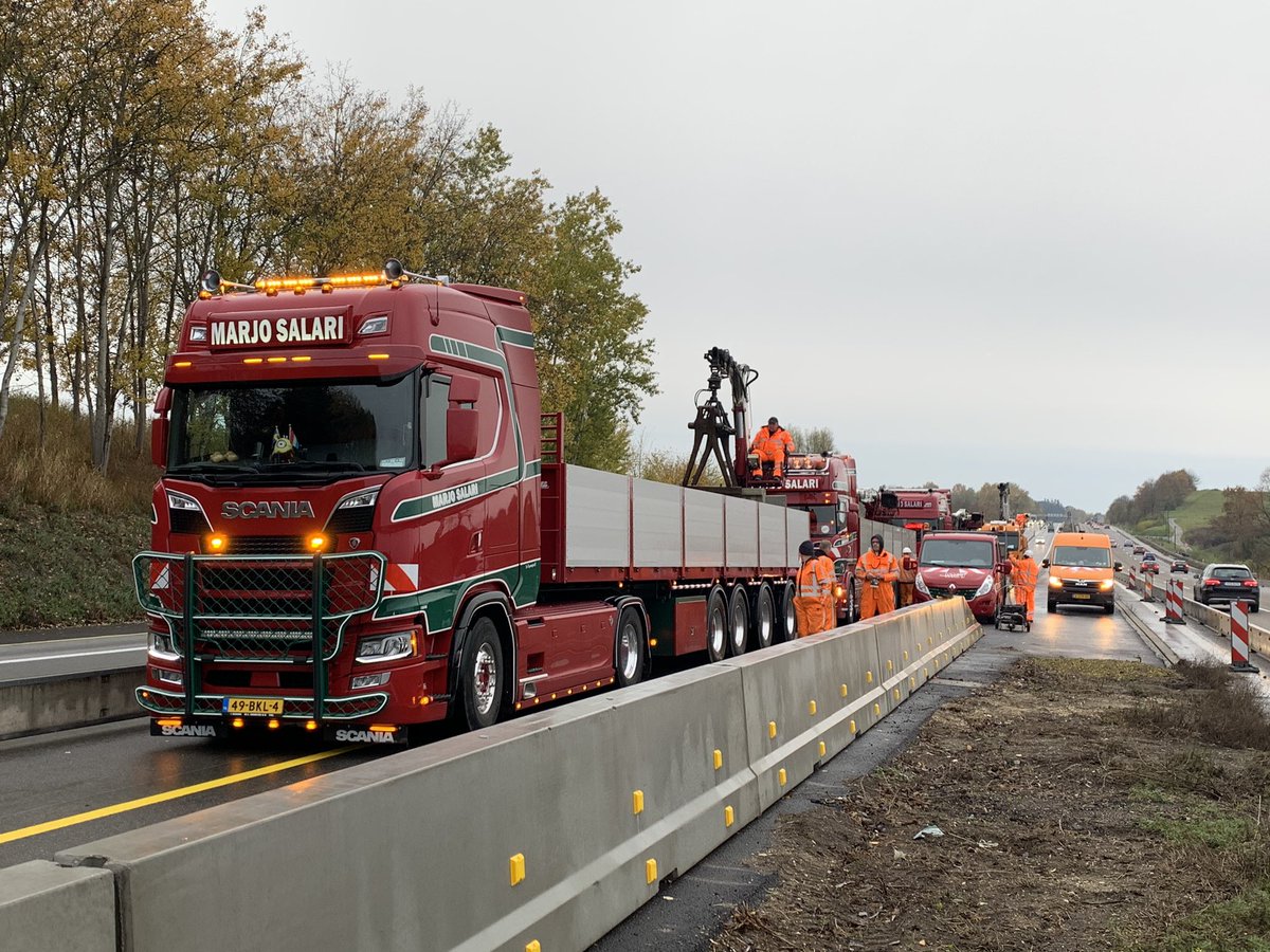 marjosalari's tweet photo. Na de voorbereidingen vanmorgen op het project #A9 München zijn we samen met @VermeulenGroep begonnen om de eerste fase van de #QMB barriers te plaatsen in het werkvak. Deze week moet de eerste fase gereed staan om het project begin december te starten https://t.co/Q0JJW5apGR