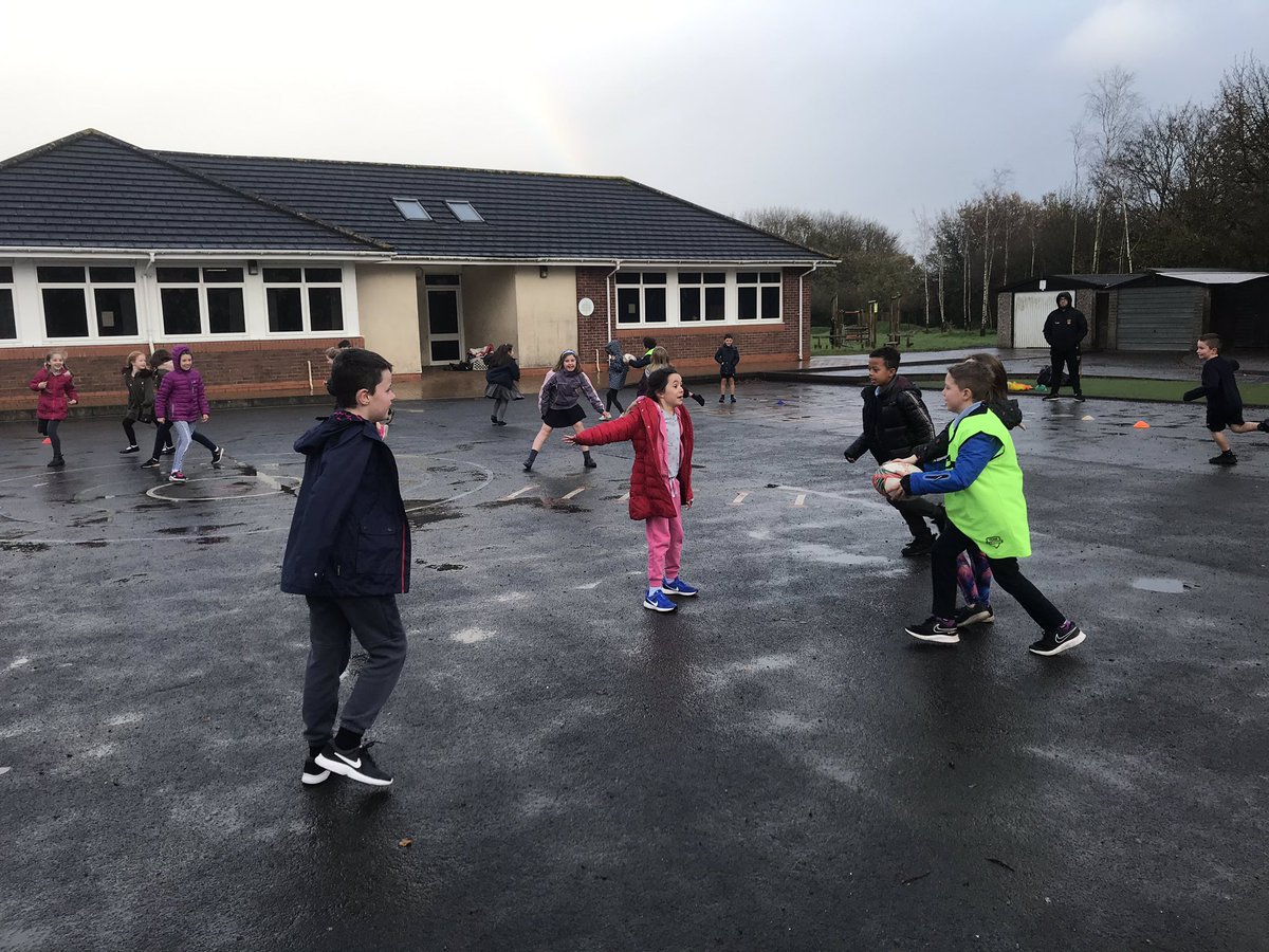 HowellsJac's tweet image. Productive but wet day out in the primary’s of Carmarthen, me and @Geth_prop @QEHSPE5X60 went to model and Johnstown primary’s coaching the catch and pass to 4’s and yeah 6’s @WRU_Scarlets @WRU_Community