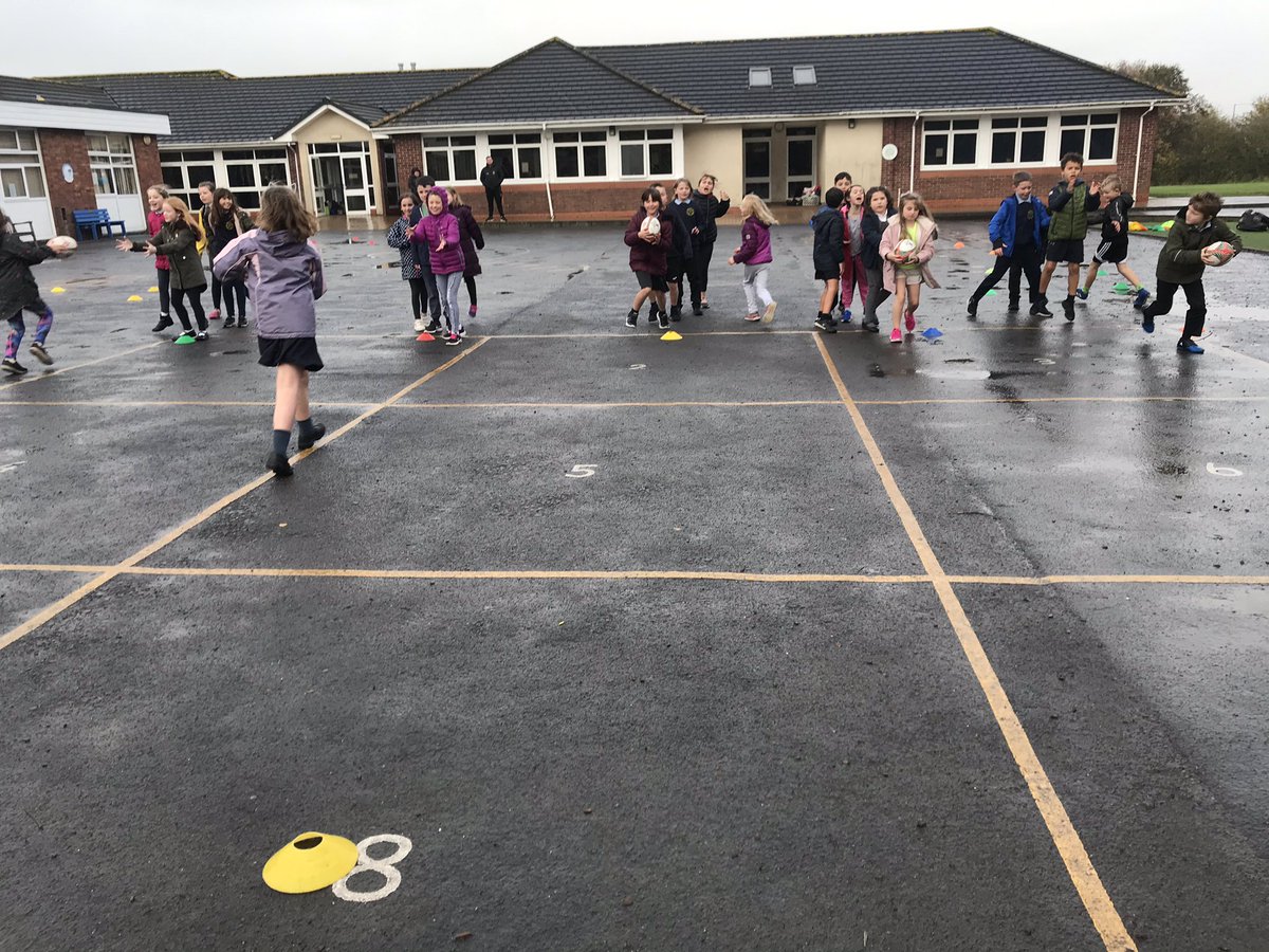 HowellsJac's tweet image. Productive but wet day out in the primary’s of Carmarthen, me and @Geth_prop @QEHSPE5X60 went to model and Johnstown primary’s coaching the catch and pass to 4’s and yeah 6’s @WRU_Scarlets @WRU_Community