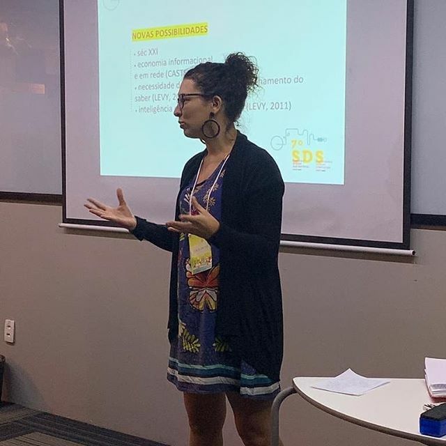 SeedingLab's tweet photo. @cami_andrade apresentando no #sds2019 (Simpósio de Design Sustentável) o artigo sobre estratégias de semeadura para disseminação de inovações sociais na educação #unisinos #seedinglab #ppgdesignunisinos #designestratégico #sustentabilidade  #inovação https://t.co/rZ0jTfRLPs https://t.co/hT346hTWzh