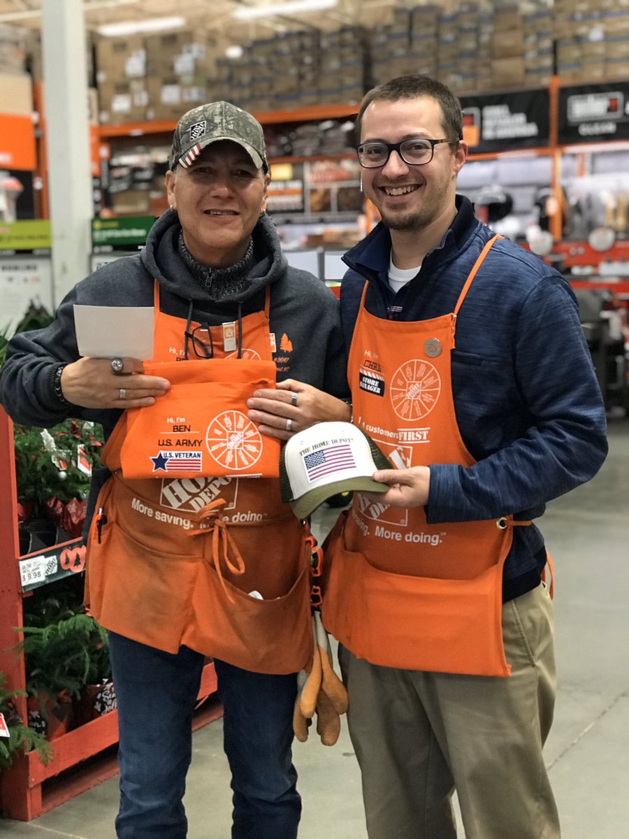 THDGeorgie3647's tweet photo. SM Chris Kraft handing out veteran’s new personalized aprons 🇺🇸 @19Krafty @GJerzTHD @jennifer_mangan @AlexAmoTHD https://t.co/DvjD2rzT9t