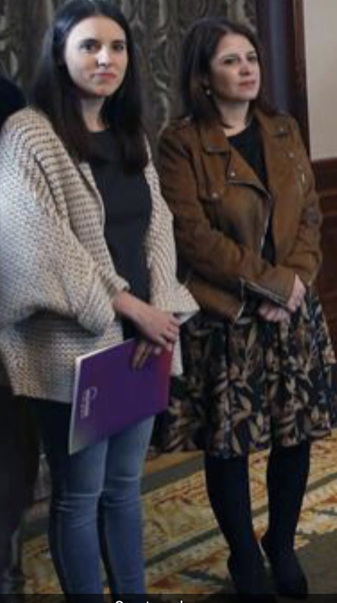 ...Y allí, mientras se firmaba un preacuerdo de Gobierno progresista de coalición, dos #mujeres contemplaban su obra fuera de la foto oficial. 

Lastra y Montero, decisivas para echar a andar el pacto. 

#DIRECTO, en ⁦<a href="/publico_es/">Público</a>⁩